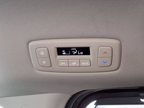 Used 2025 Kia Carnival EX FWD image 17