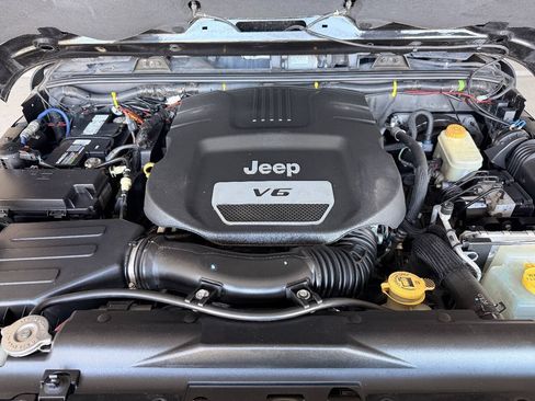 Used 2014 Jeep Wrangler Unlimited Sahara AWD/4WD image 38