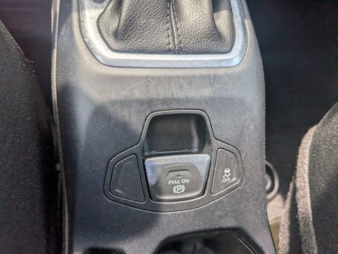 Used 2021 Jeep Renegade Latitude w/ Sun & Sound Group AWD/4WD image 17