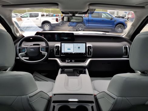 Used 2025 Ford Expedition Platinum w/ Platinum Ultimate Package image 12