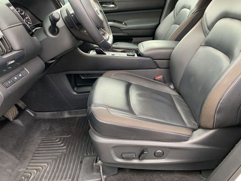 Used 2024 Nissan Pathfinder SL image 9