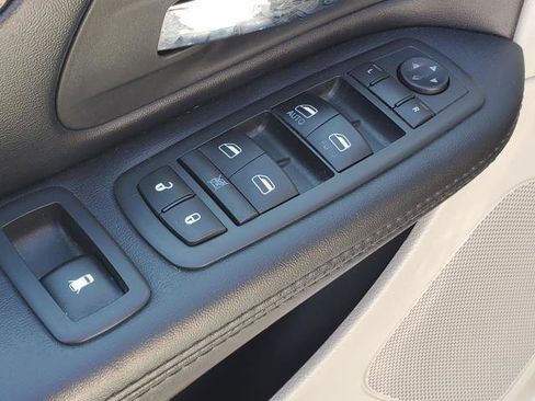 Used 2019 Dodge Grand Caravan SE w/ UConnect Hands-Free Group FWD image 17