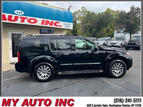 Used 2010 Nissan Pathfinder LE w/ Navigation Pkg image 3