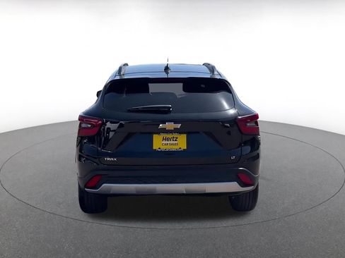 Used 2025 Chevrolet Trax LT FWD image 12