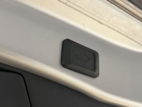 Used 2020 Toyota RAV4 Limited image 24