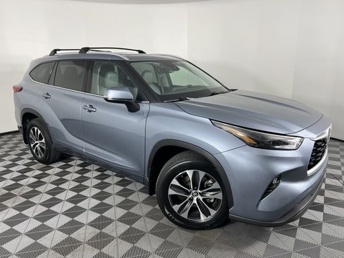 Used 2022 Toyota Highlander XLE image 2