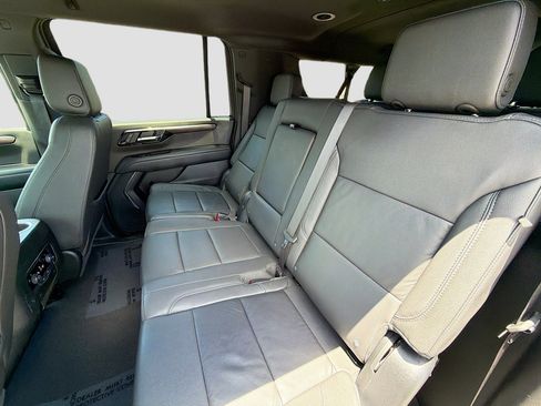 Used 2025 Chevrolet Suburban Z71 AWD/4WD image 21
