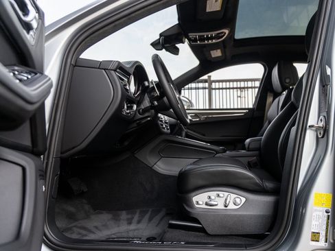 Certified 2026 Porsche Macan GTS AWD/4WD image 28