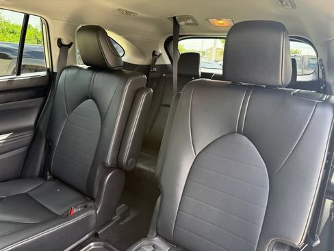 Used 2025 Toyota Highlander XLE FWD image 27