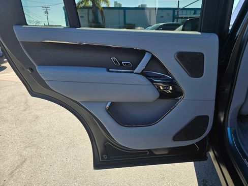 Used 2025 Land Rover Range Rover SV image 22