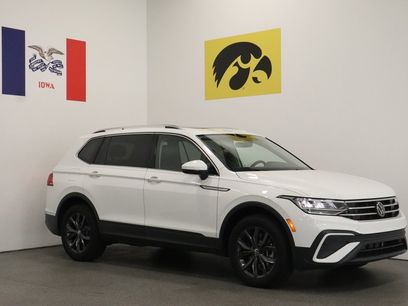 Used 2024 Volkswagen Tiguan SE w/ Panoramic Sunroof Package