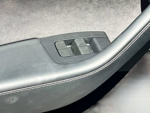 Used 2024 Tesla Model Y Long Range AWD/4WD image 17