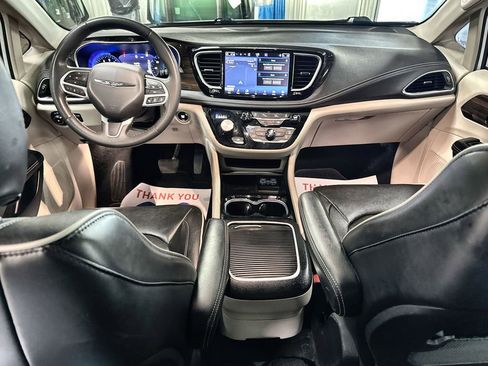 Used 2023 Chrysler Pacifica Limited FWD image 27