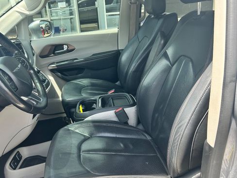 Used 2019 Chrysler Pacifica Touring-L FWD image 4