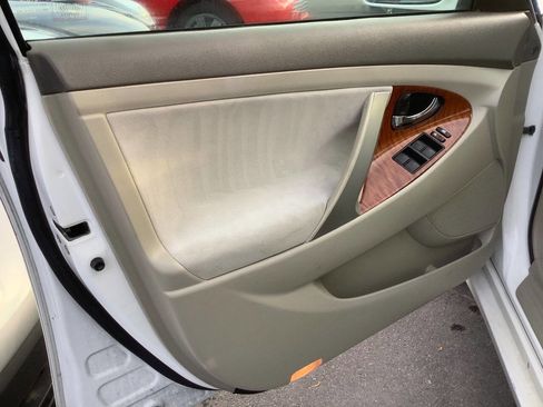 Used 2011 Toyota Camry XLE image 23