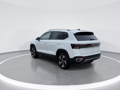 Used 2025 Volkswagen Taos SE image 6