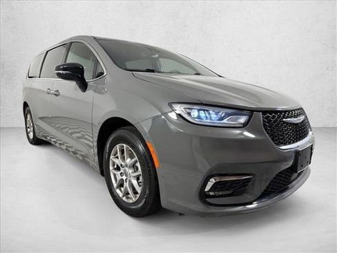 Used 2025 Chrysler Pacifica Select FWD image 1