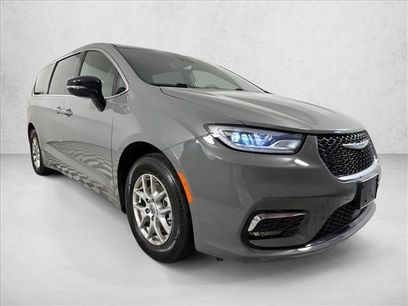Used 2025 Chrysler Pacifica Select