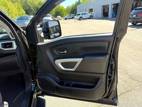 Used 2021 Nissan Titan SV w/ SV Convenience Package image 16