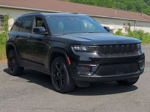 Used 2023 Jeep Grand Cherokee Laredo AWD/4WD image 3