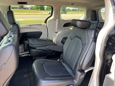 Certified 2023 Chrysler Pacifica Touring-L w/ Road Tripper Package AWD/4WD image 15