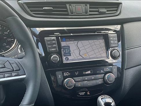 Used 2017 Nissan Rogue SV w/ SV Premium Package AWD/4WD image 9