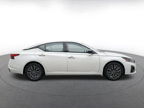 Used 2025 Nissan Altima 2.5 SV FWD image 9