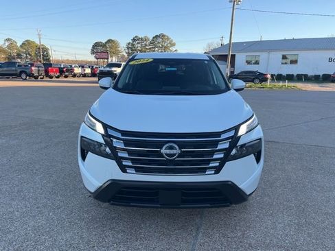 Used 2024 Nissan Rogue SV image 2