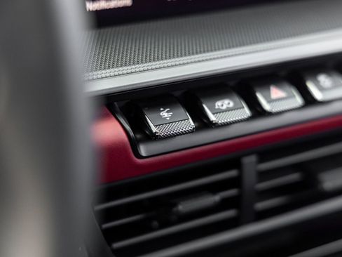 Used 2025 Porsche 911 Carrera w/ Premium Package image 33