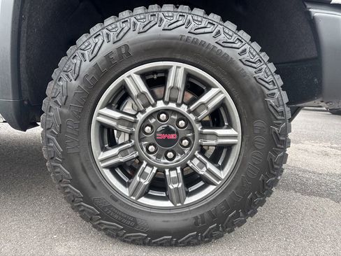 Used 2025 GMC Sierra 1500 AT4X image 12