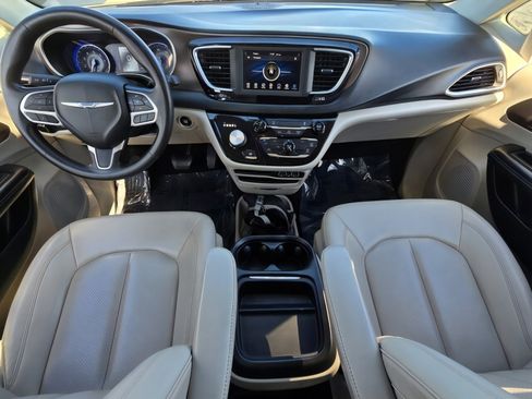 Used 2021 Chrysler Voyager Lxi image 22