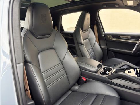 Used 2024 Porsche Cayenne Turbo AWD/4WD image 43