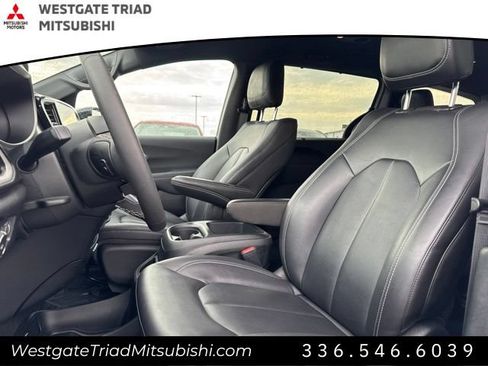 Used 2026 Chrysler Pacifica Select FWD image 7