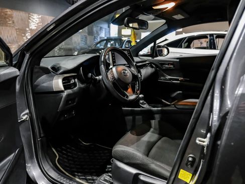 Used 2019 Toyota C-HR XLE FWD image 3