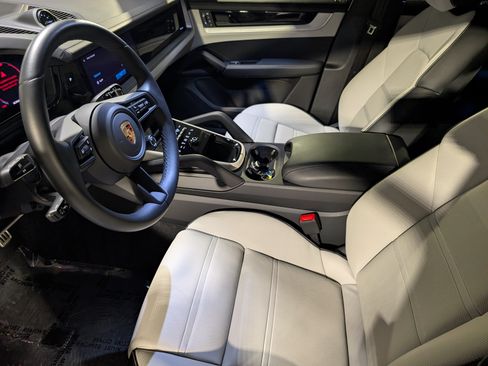 Certified 2024 Porsche Cayenne S AWD/4WD image 4