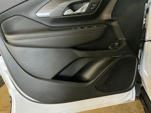 Used 2023 GMC Terrain SLE w/ Driver Convenience Package image 11