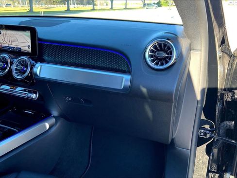 Used 2025 Mercedes-Benz GLB 250 4MATIC image 18