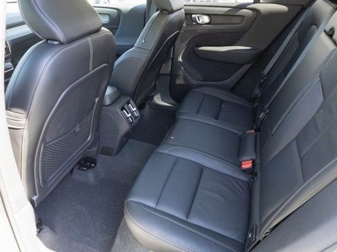 Used 2024 Volvo XC40 B5 Plus image 16