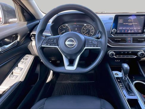 Used 2024 Nissan Altima 2.5 SV FWD image 5