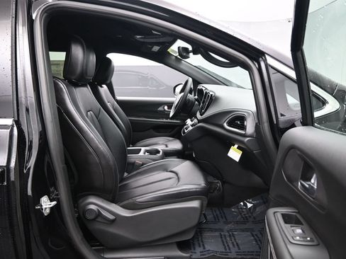New 2026 Chrysler Pacifica Select FWD image 27