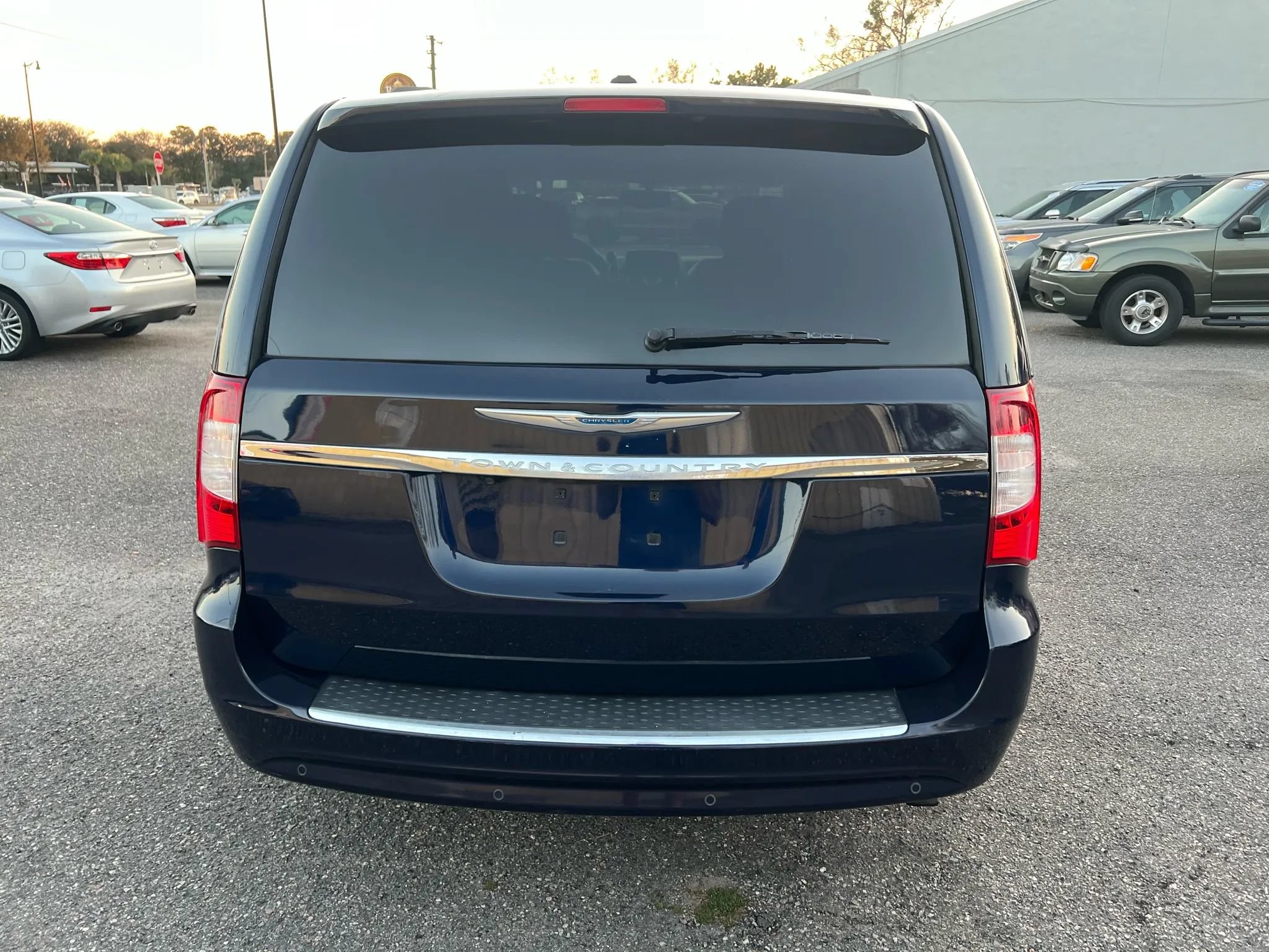 Used 2013 Chrysler Town & Country Touring-L w/ Entertainment Group #2 FWD image 4