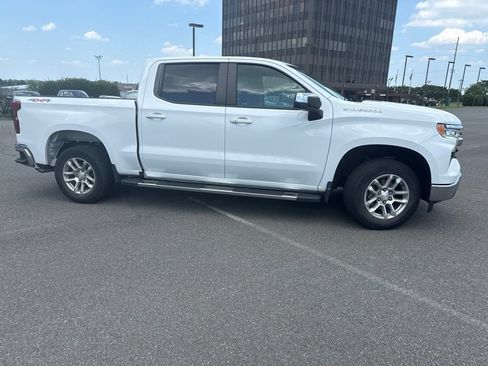 Used 2022 Chevrolet Silverado 1500 LT AWD/4WD image 3