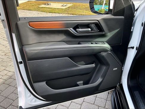 Used 2025 GMC Yukon XL Denali image 19