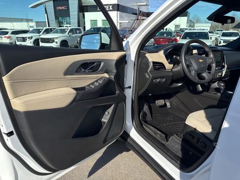 Used 2022 Chevrolet Traverse LT image 27