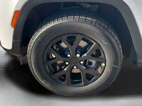 New 2026 Jeep Grand Cherokee Altitude image 17