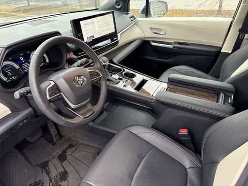 Used 2025 Toyota Sienna Limited image 14