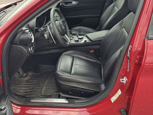 Used 2018 Alfa Romeo Giulia RWD image 2