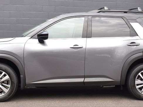 New 2025 Nissan Pathfinder SL image 2