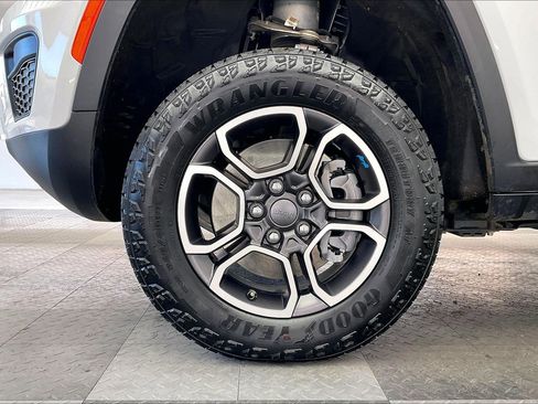 Used 2023 Jeep Grand Cherokee Trailhawk w/ Luxury Tech Group III image 8