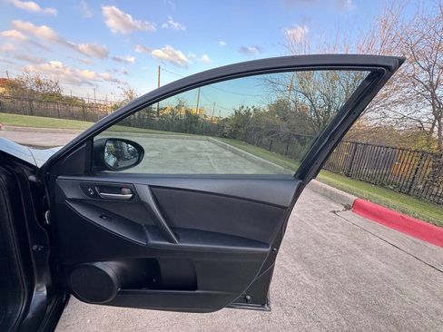 Used 2013 MAZDA MAZDA3 i Sport image 18